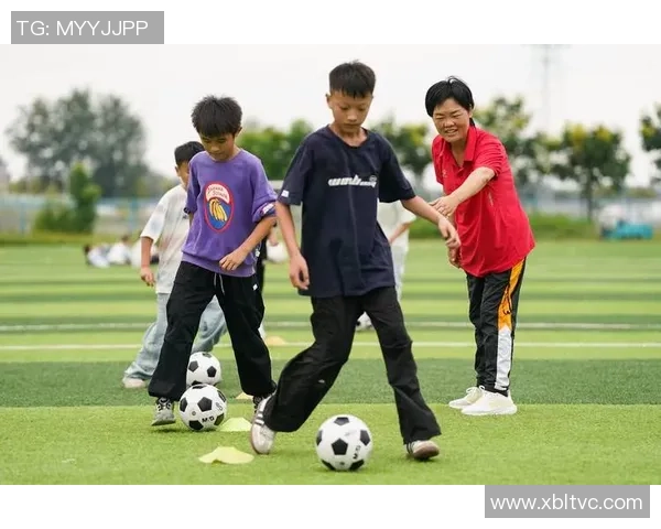 足球明星赤脚练球展现独特风格与对足球的热爱与坚持