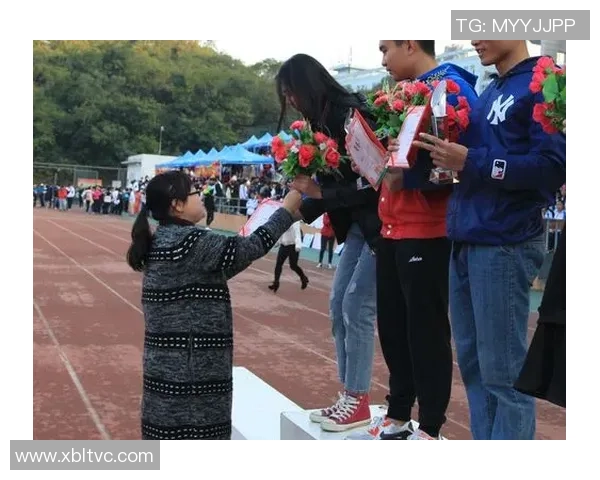 美女与足球明星亲密合影展现魅力与运动激情的完美结合